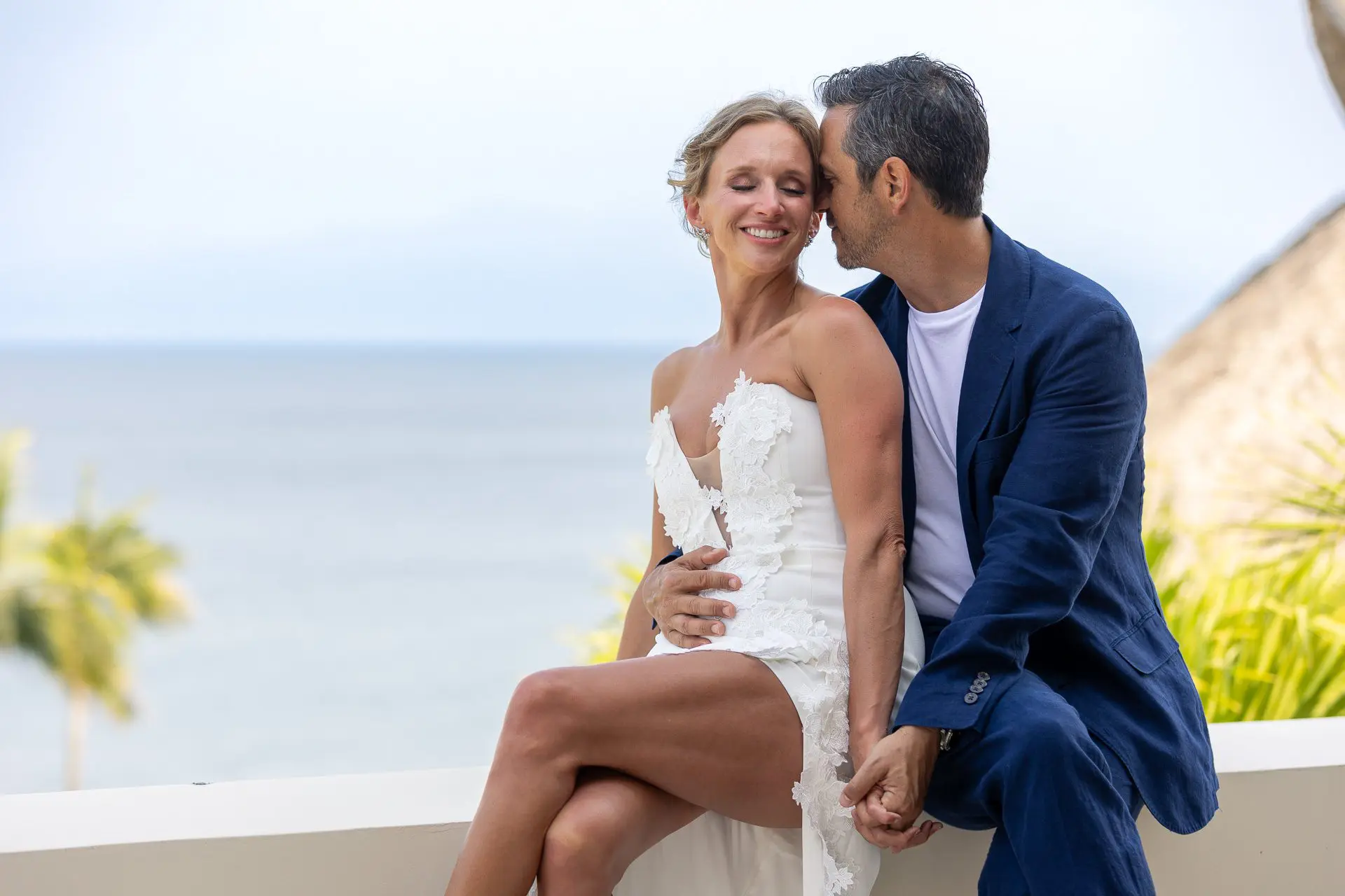 Casal em frente ao mar em seu casamento no exclusivo resort Punta de Mita, no México.
