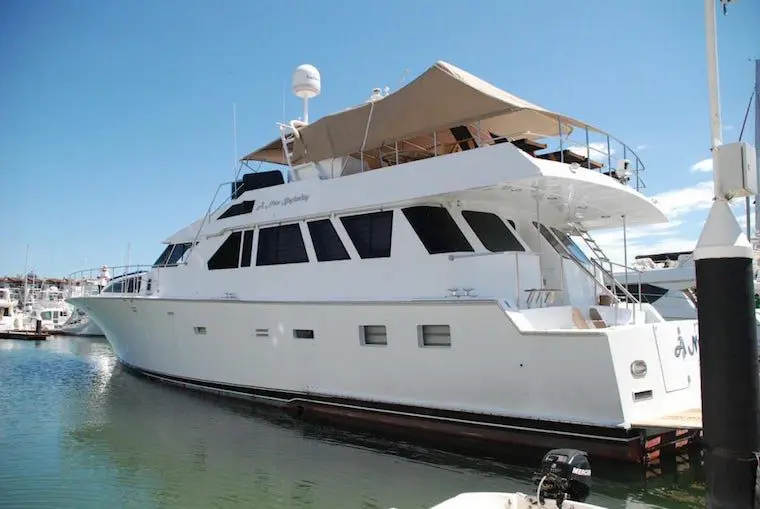 Yate de lujo en la Marina de Puerto Vallarta