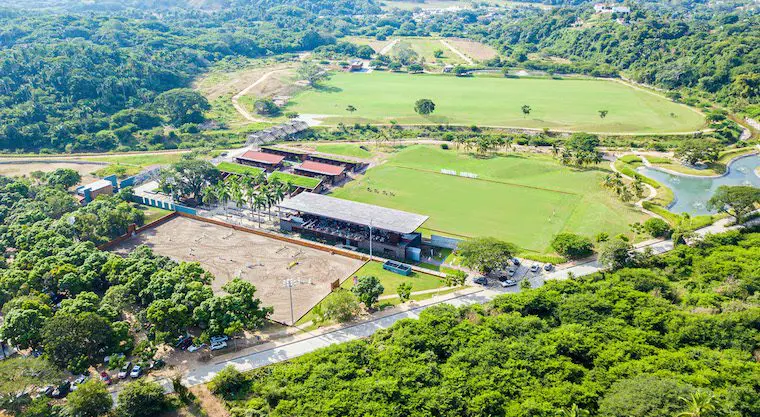 Vista aérea de La Patrona Polo Club y Tierra Tropical Beach Club en San Pancho, Nayarit, México