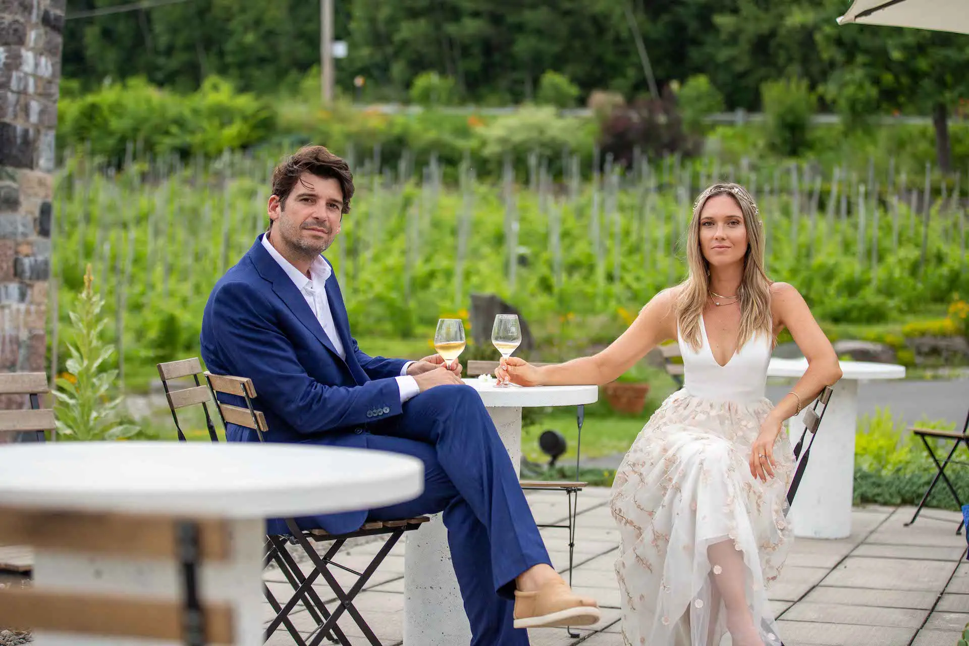 La novia y el novio bebiendo una copa de vino en un castillo