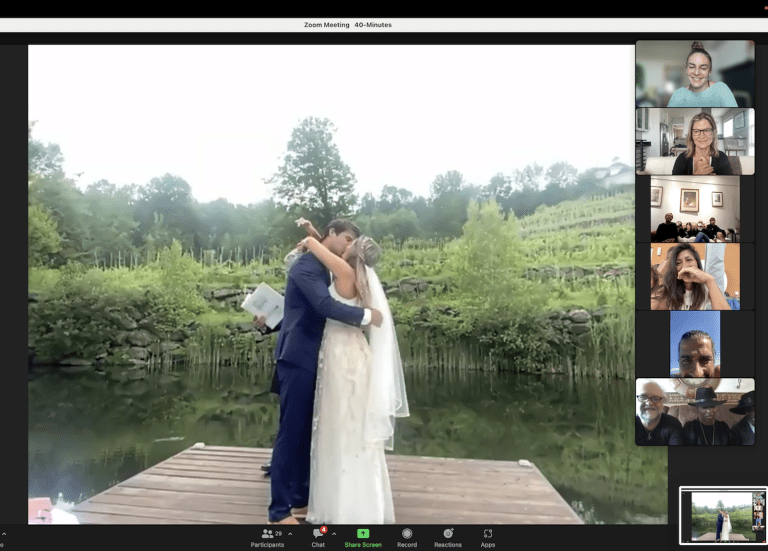Un hombre y una mujer vestidos formalmente en una videollamada de Zoom.