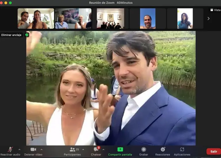 Un hombre y una mujer vestidos formalmente en una videollamada de Zoom.