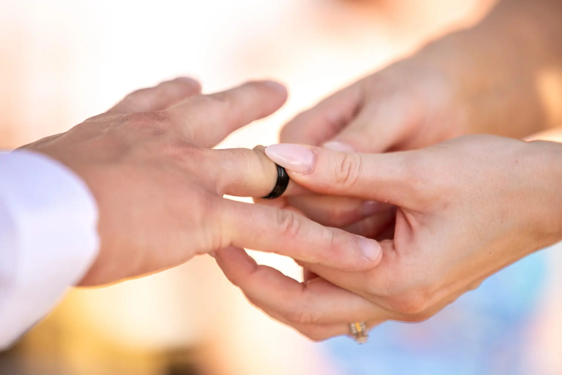 Noivos trocam alianças em casamento em Puerto Vallarta