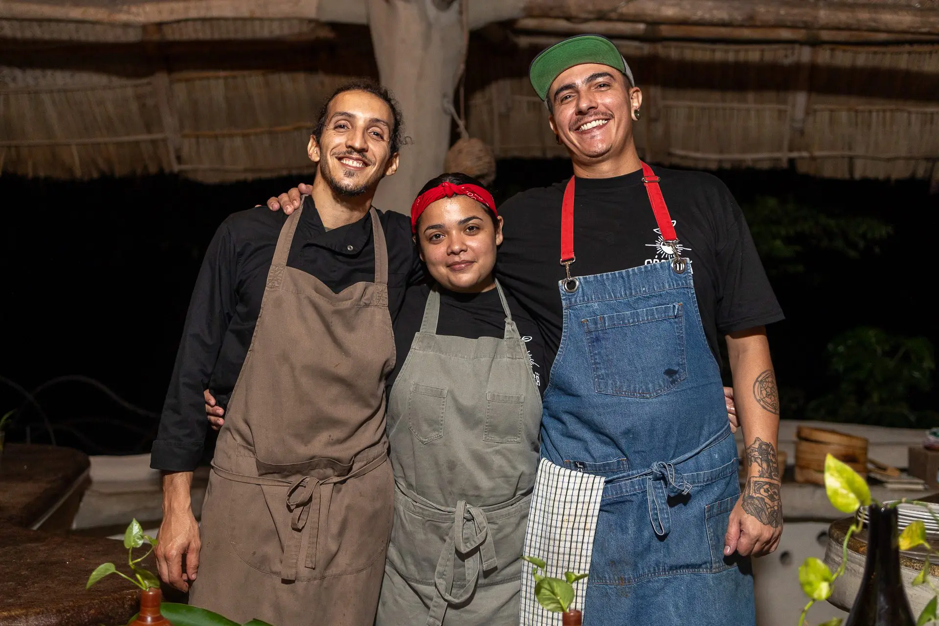 Chef de bodas y su equipo sonriendo en una boda en Puerto Vallarta