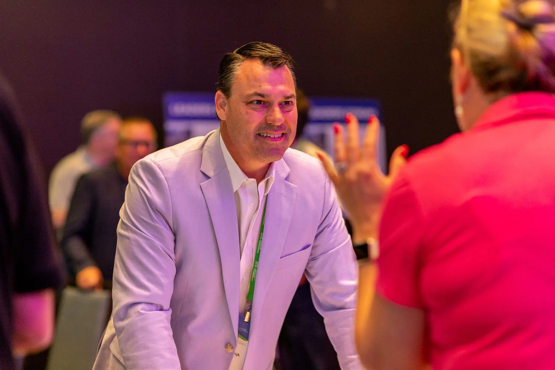 Un grupo de hombres de negocios con traje haciendo networking en una conferencia.