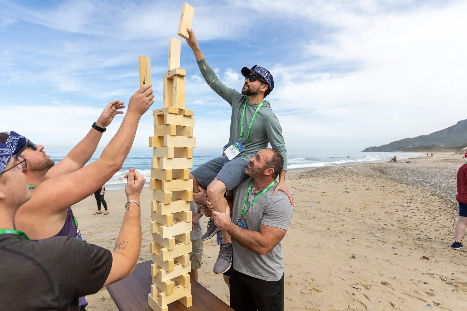 Desafío de formación de equipos con personas apilando bloques de madera.