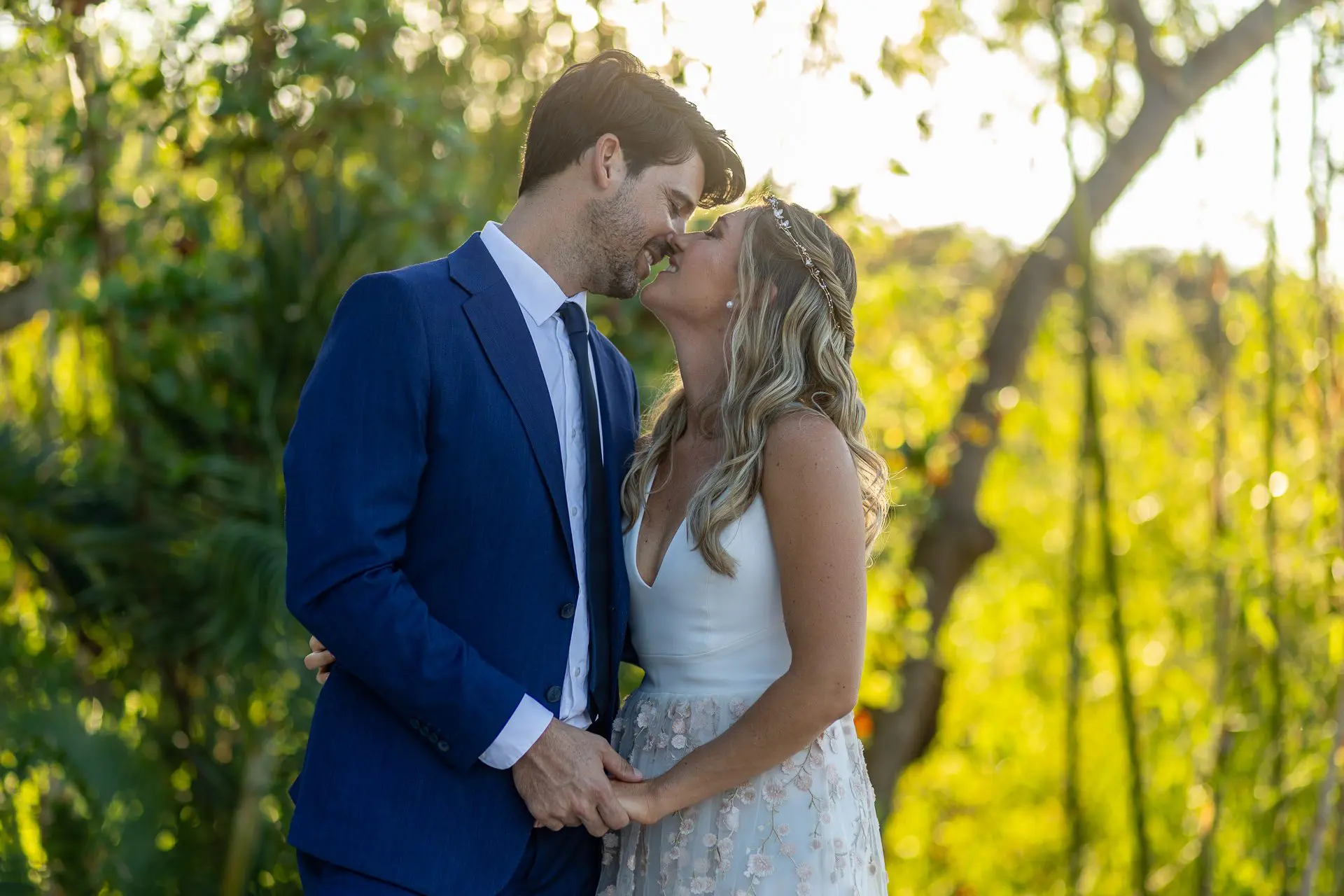 La novia y el novio besándose el día de su boda.