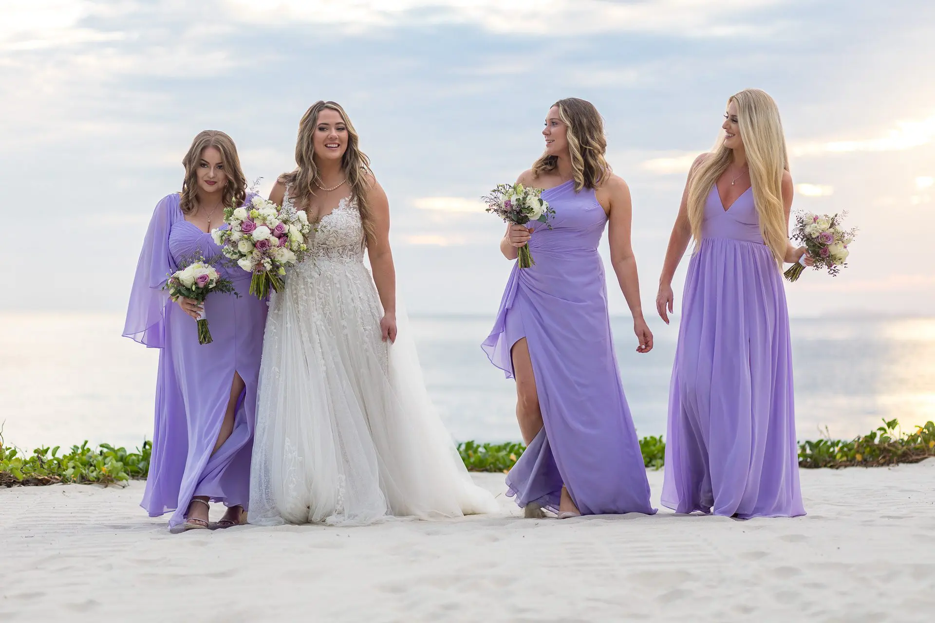 Damas de honor caminando por la playa en Punta Mita, Nayarit, México