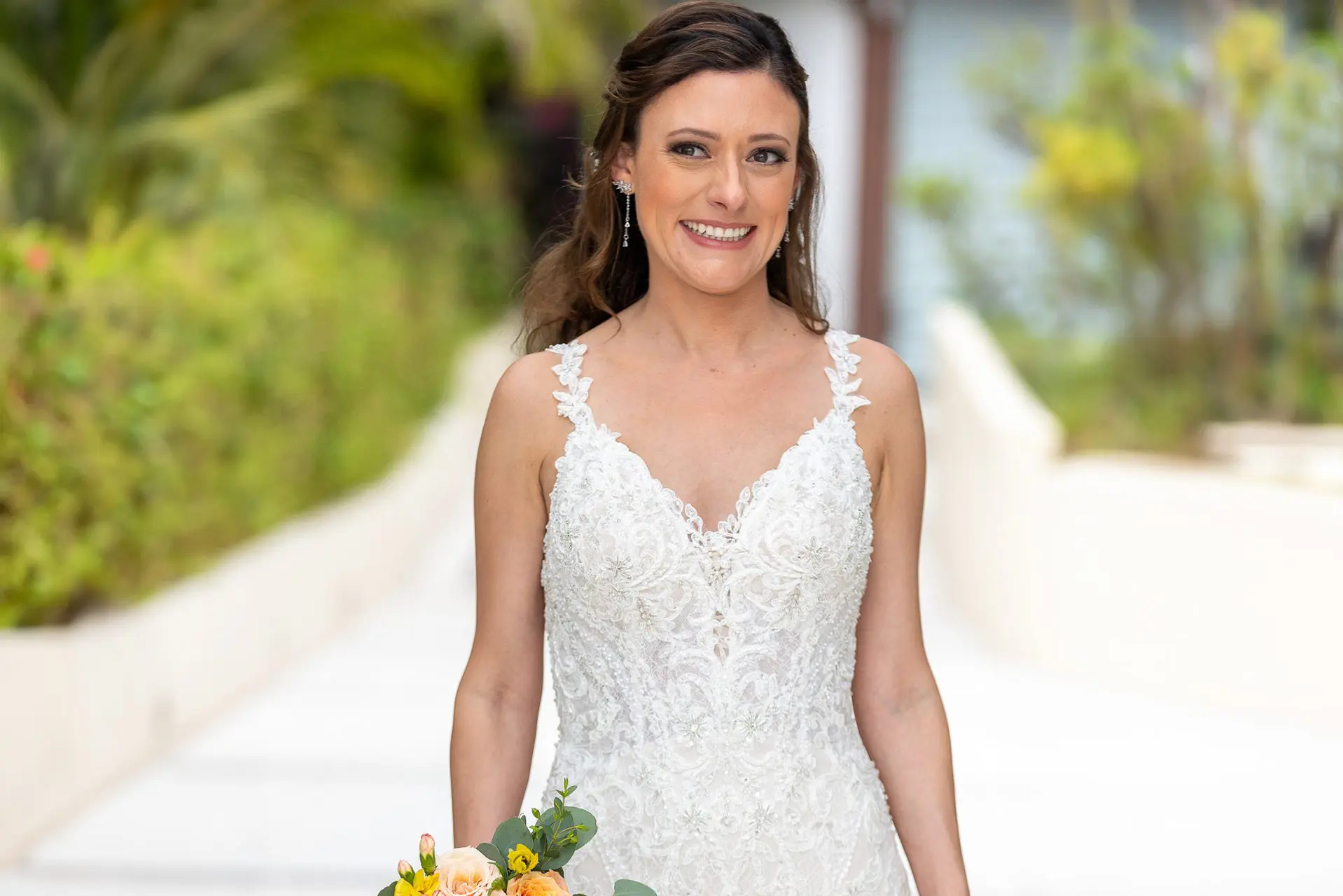 Uma noiva caminha pelo corredor com um vestido de noiva branco em um hotel em Puerto Vallarta