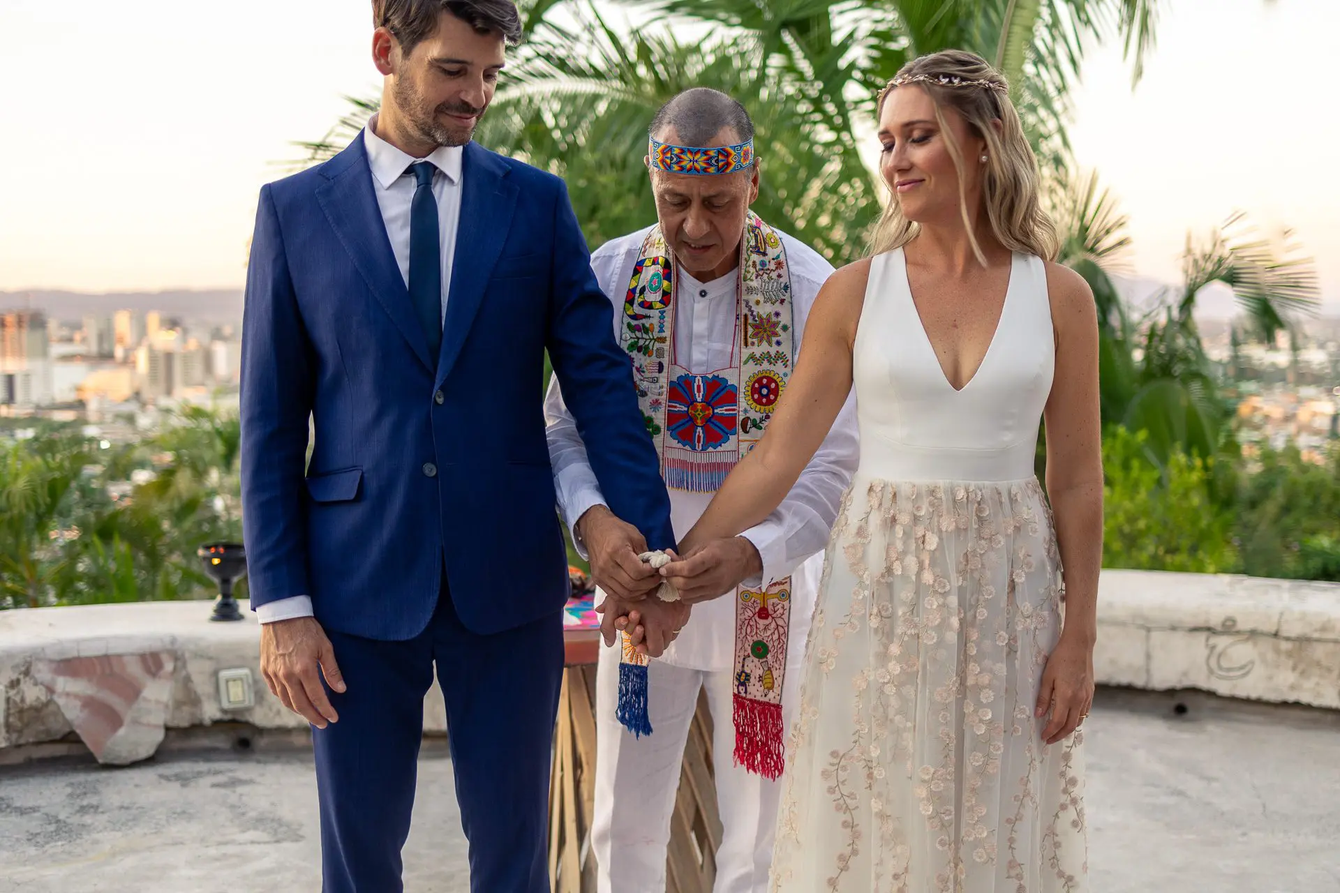 Un oficiante de bodas dirige una ceremonia nativa en Terra Noble Art & Healing Center en Puerto Vallarta, México.