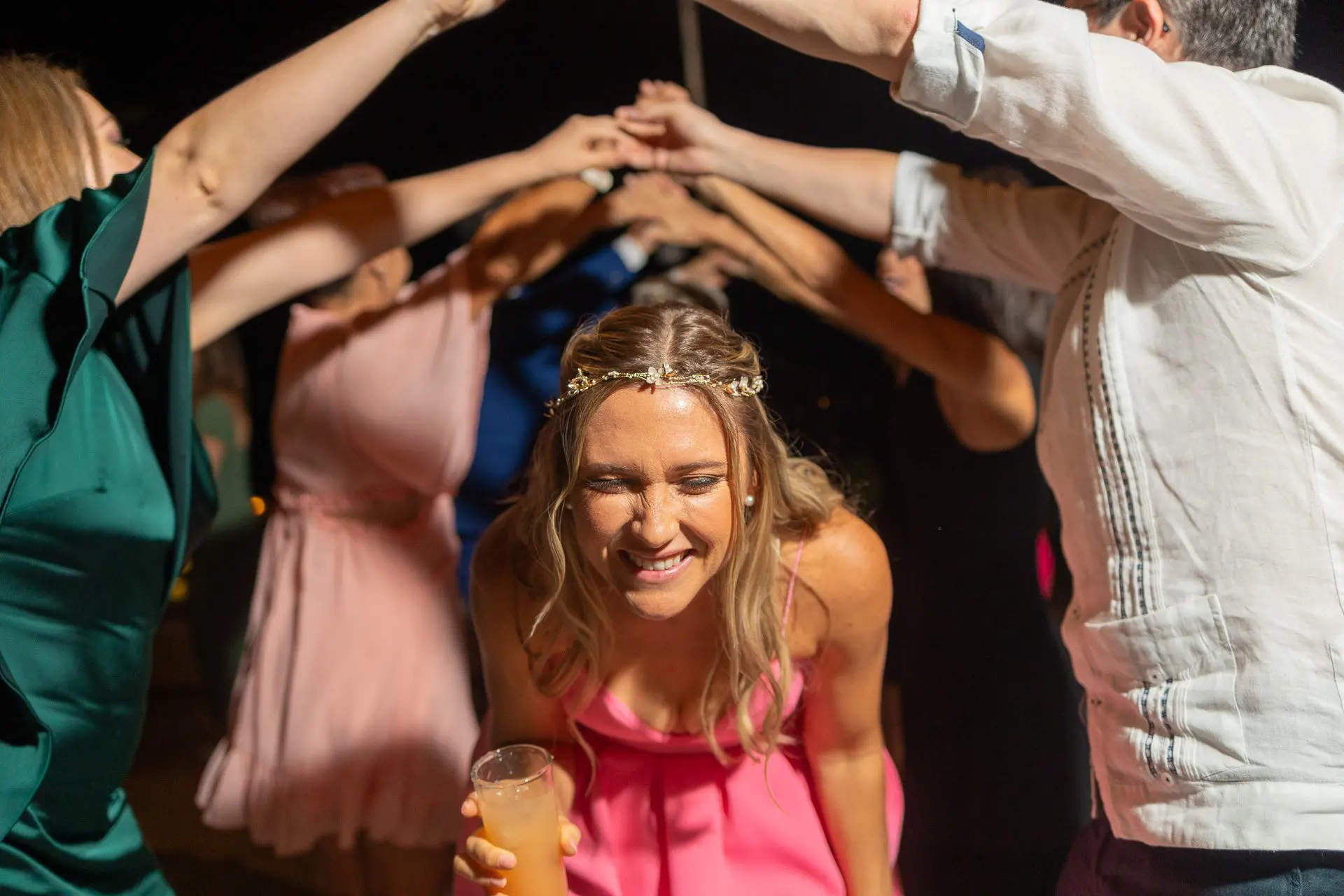 Novia bailando en la fiesta posterior a la boda en Puerto Vallarta, México