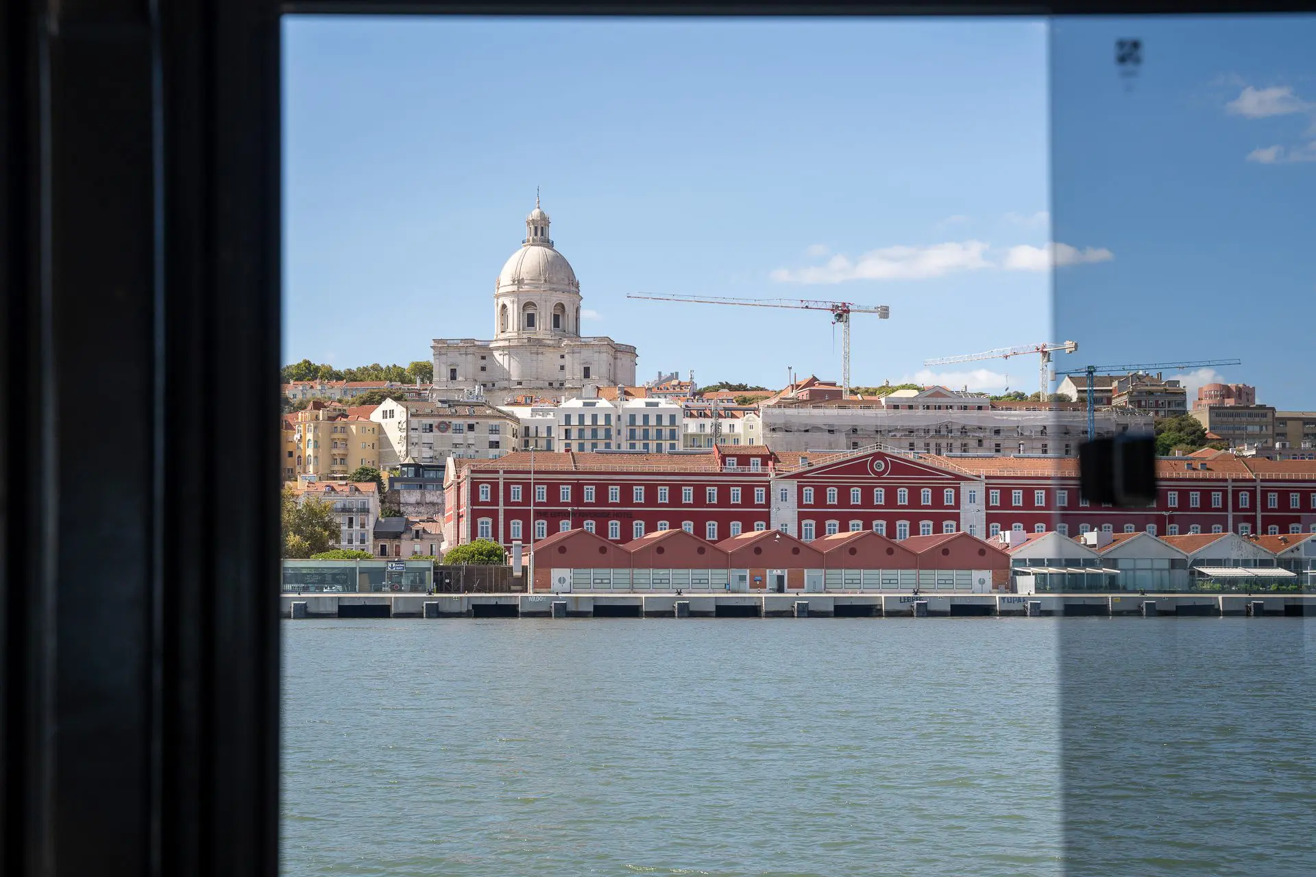 Paseo en barco por el río Tajo, mostrando a los asistentes disfrutando de las vistas panorámicas de Lisboa.