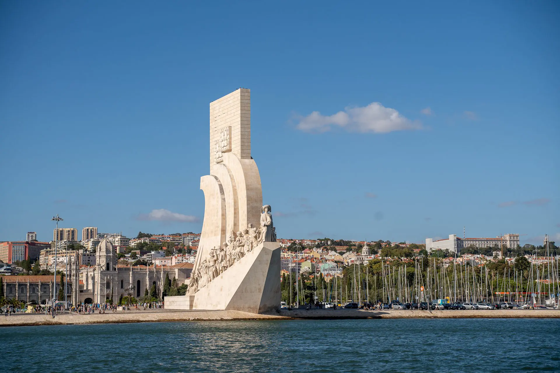 Paseo en barco por el río Tajo, mostrando a los asistentes disfrutando de las vistas panorámicas de Lisboa.