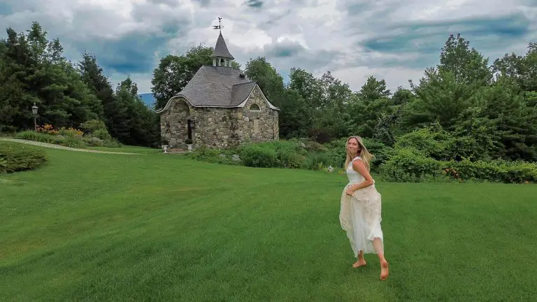 Una capilla de piedra rodeada de vegetación y la novia corriendo hacia ella.