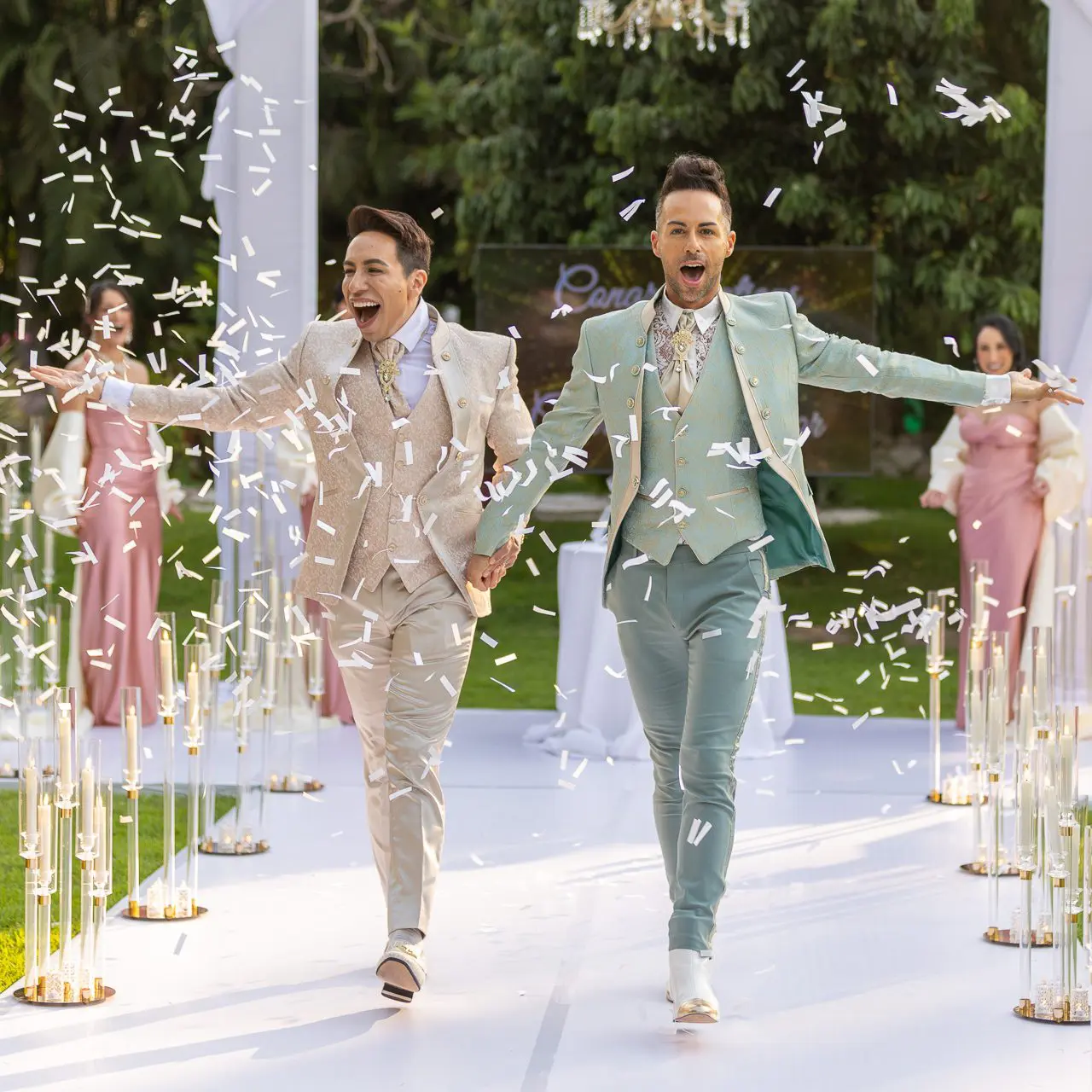 Noivos caminham pelo corredor enquanto convidados jogam confete em seu casamento na Casa Velas, Puerto Vallarta, México