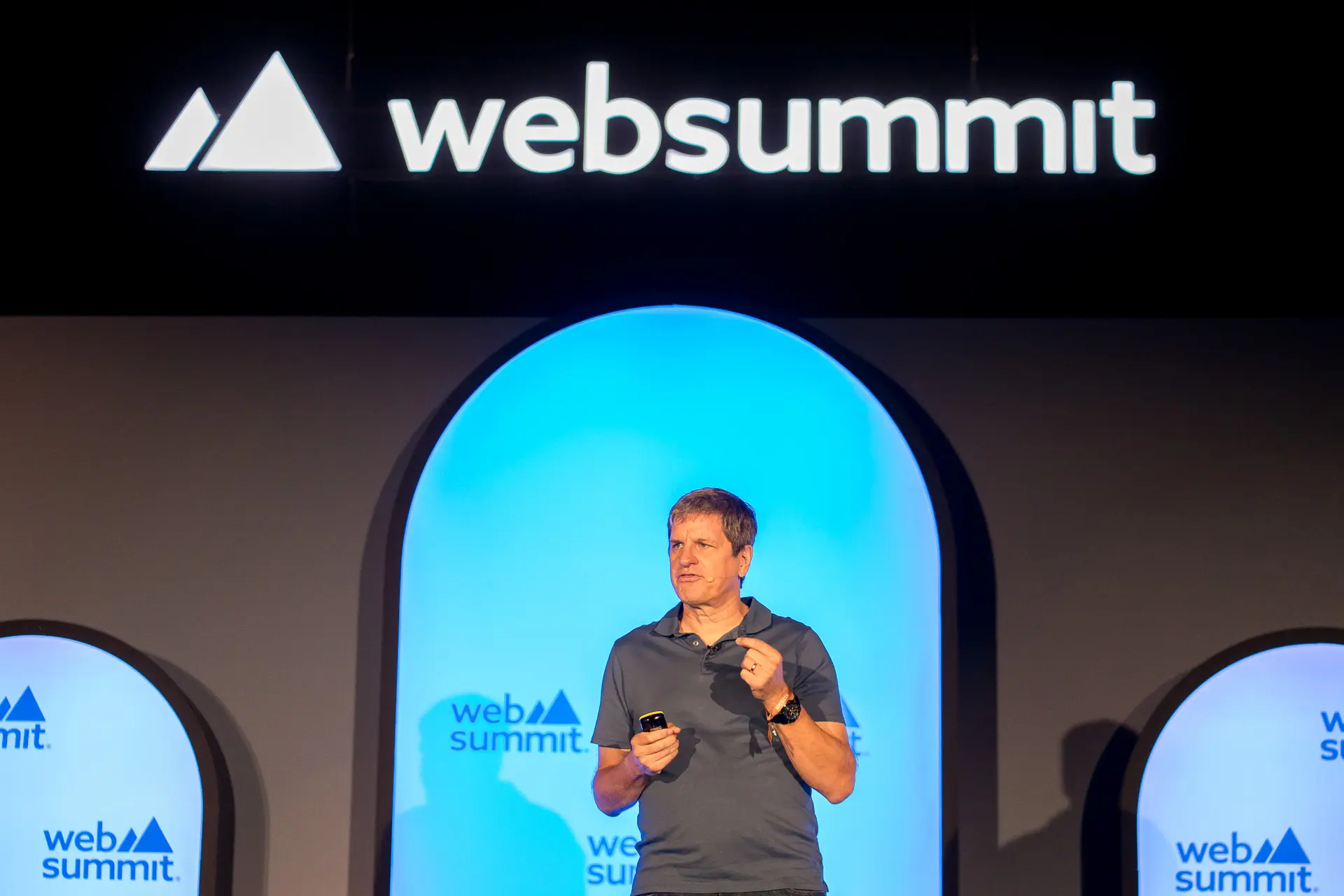Hombre hablando en el evento corporativo de Niantic en Lisbon Web Summit 2024