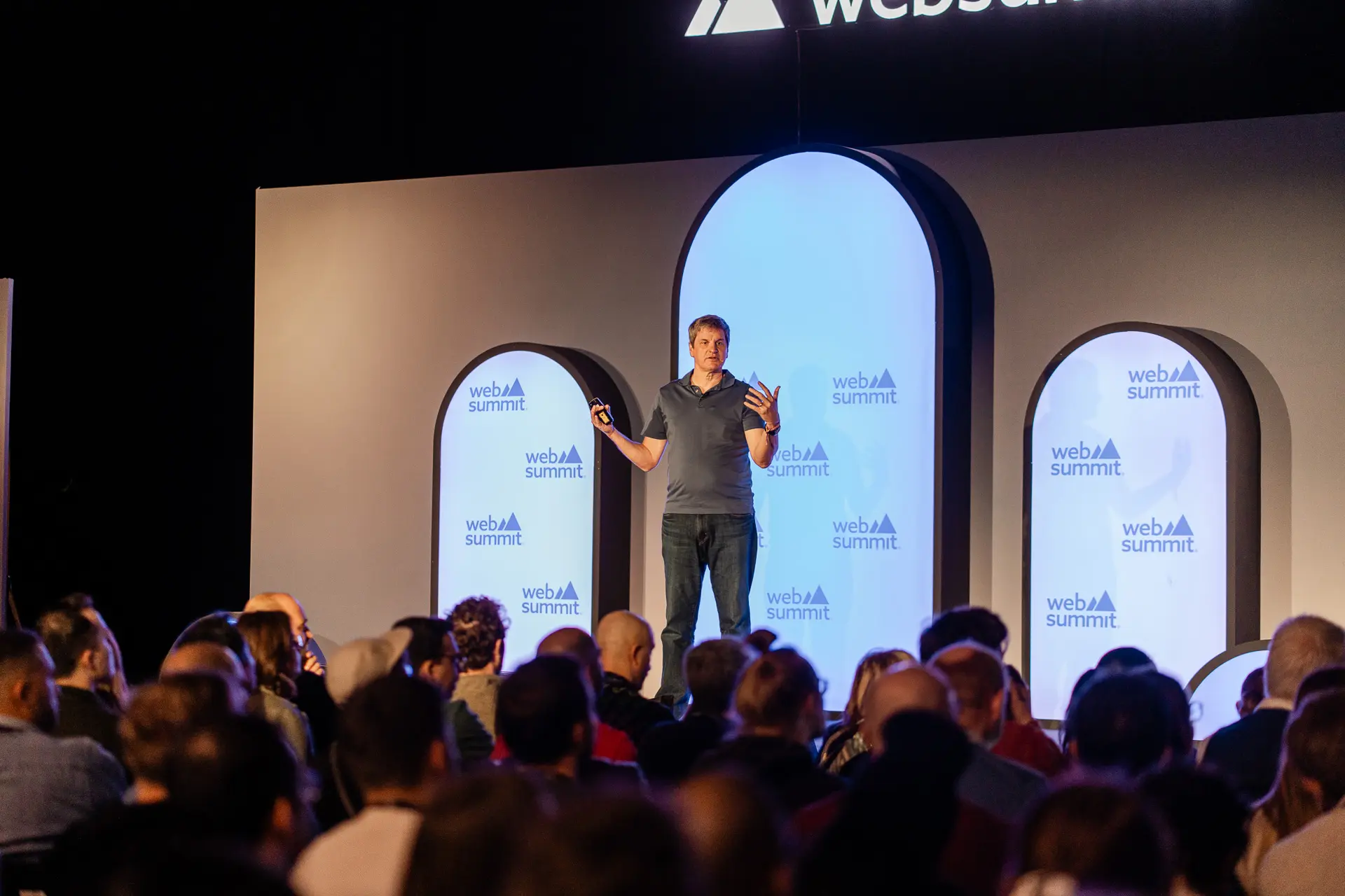 Hombre hablando en el evento corporativo de Niantic en Lisbon Web Summit 2024