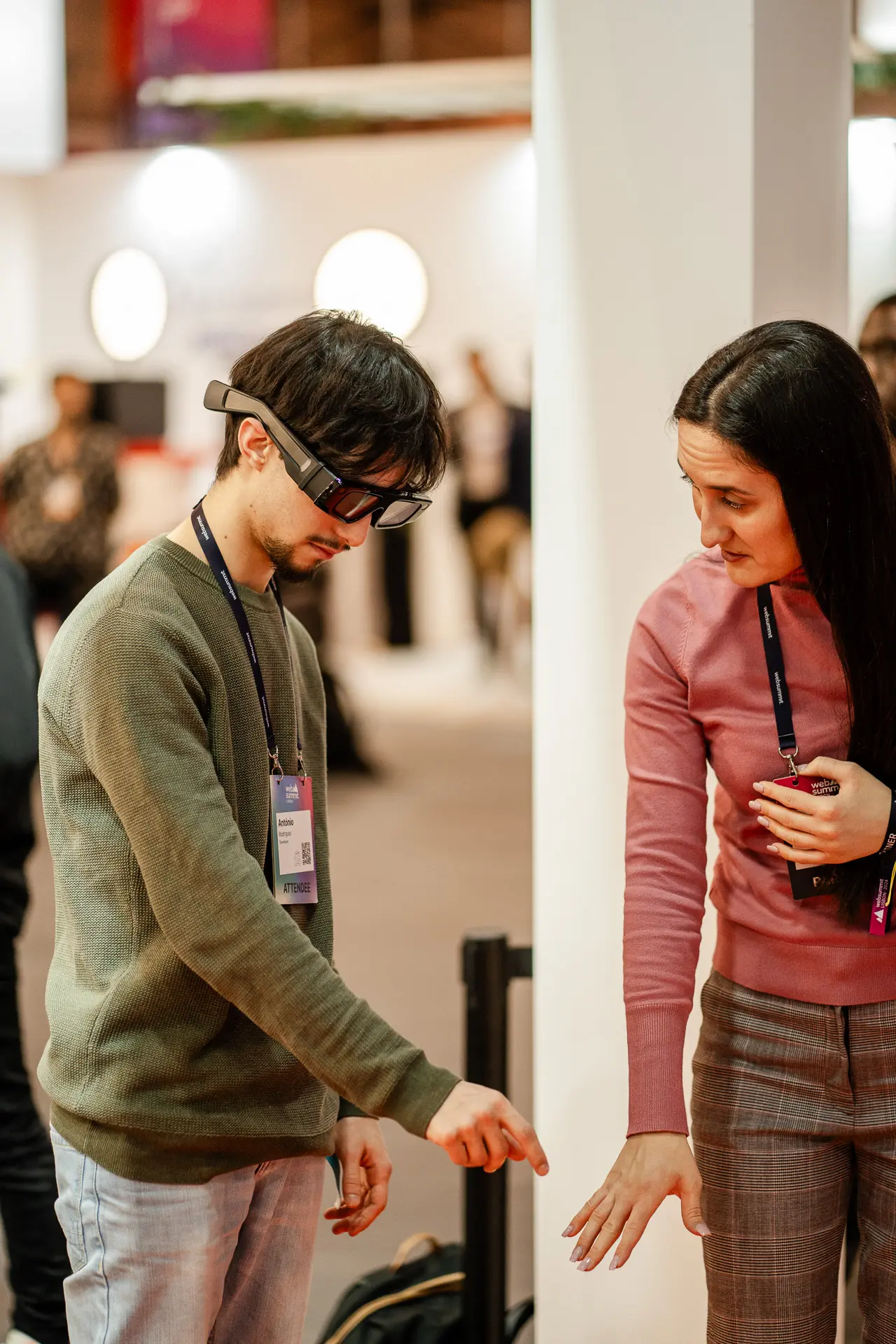 Hombre con gafas en el evento corporativo de Niantic en el Lisbon Web Summit 2024