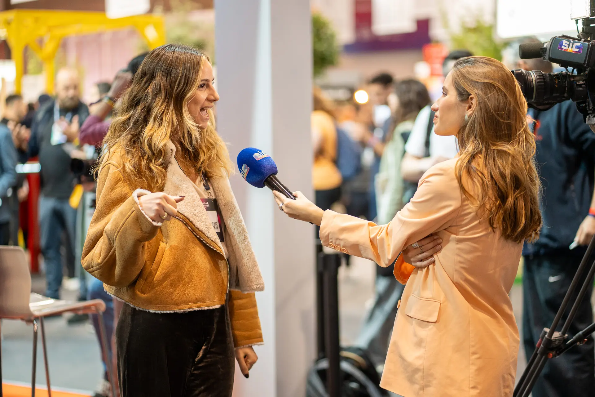 Mujer entrevistada en el evento corporativo de Niantic en Lisbon Web Summit 2024