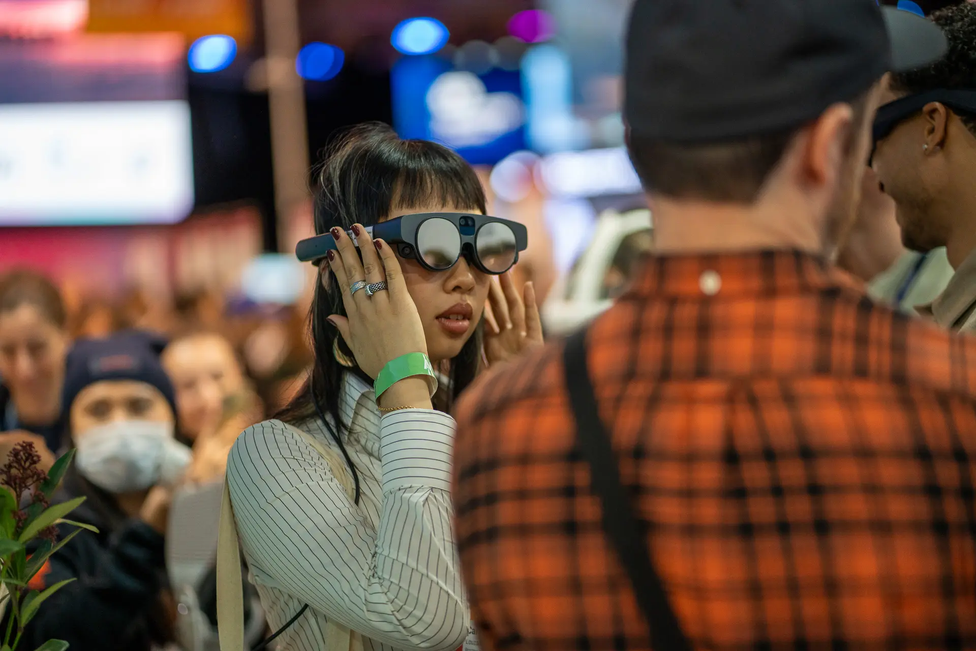 Mujer con gafas en el evento corporativo de Niantic en el Lisbon Web Summit 2024