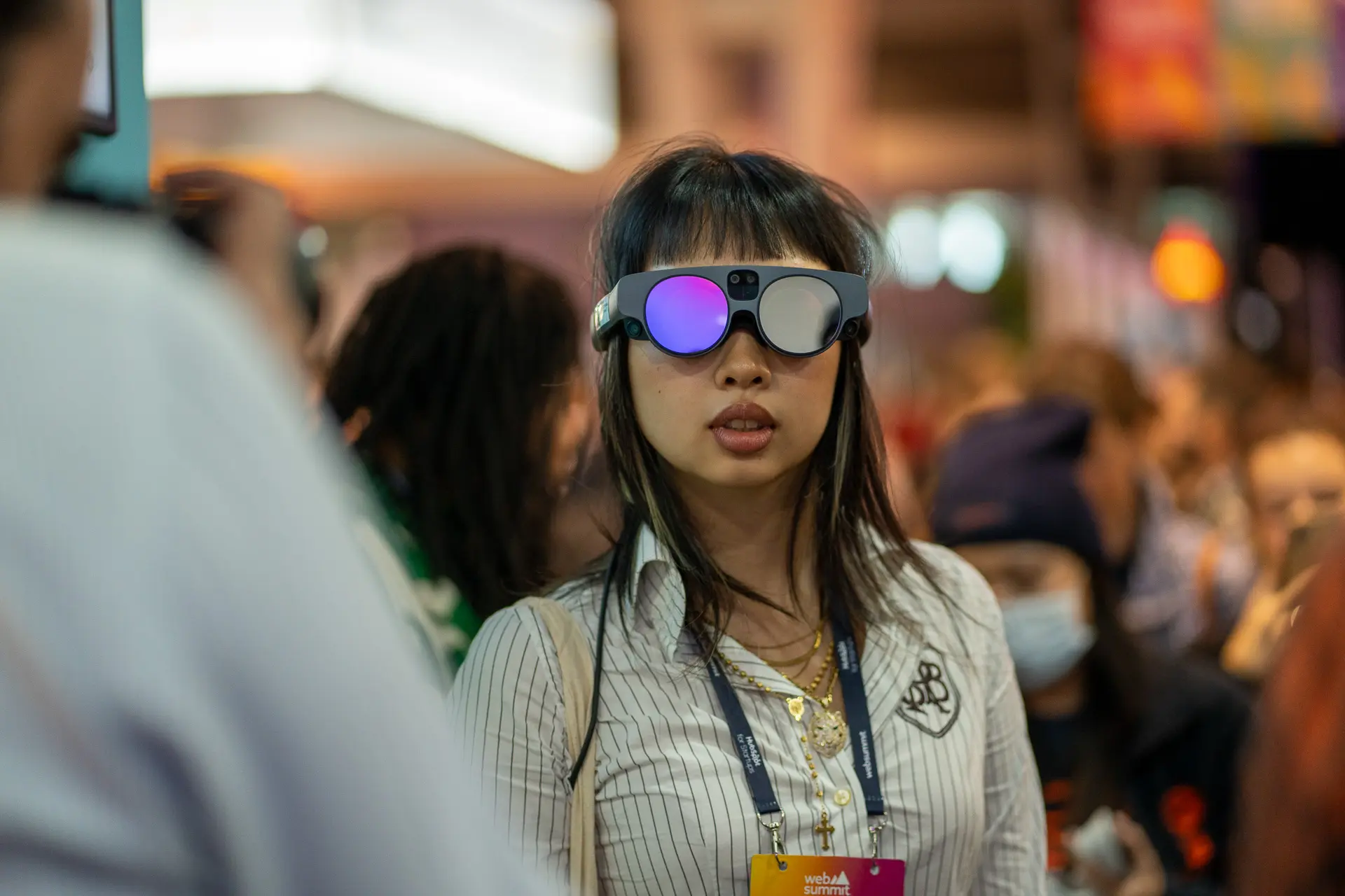 Mujer con gafas en el evento corporativo de Niantic en el Lisbon Web Summit 2024