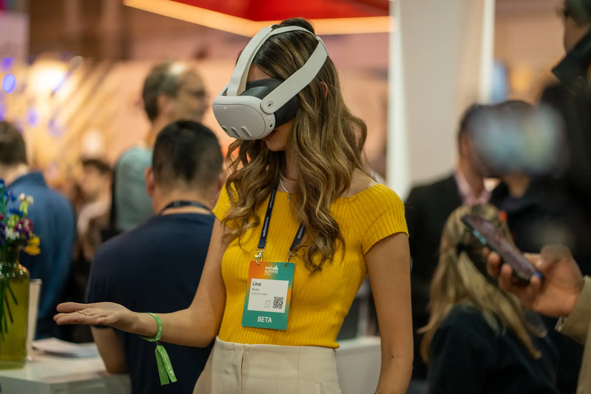 Mujer con gafas de realidad virtual en el evento corporativo de Niantic en el Lisbon Web Summit 2024