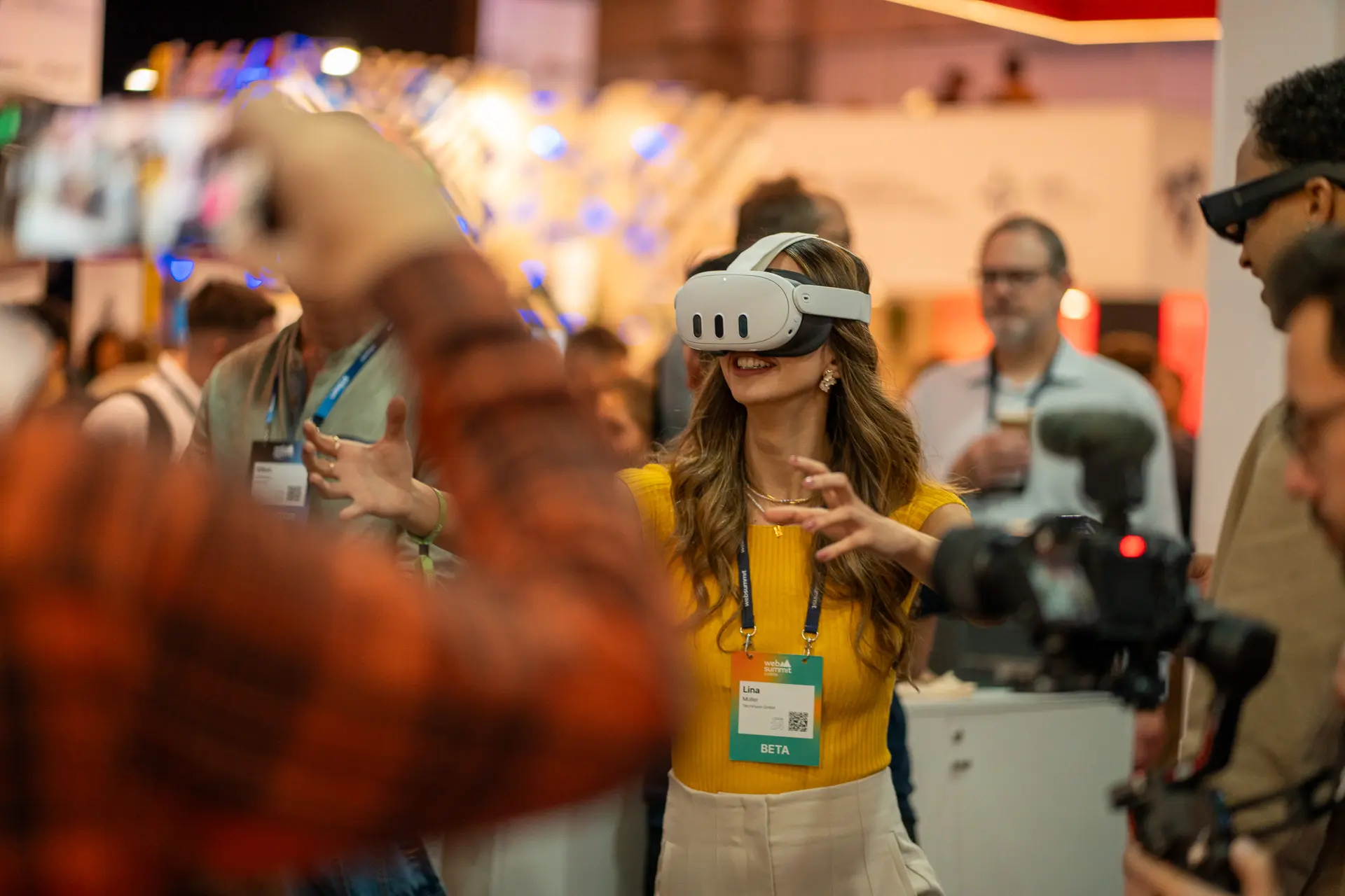 Personas con gafas de realidad virtual en el evento corporativo de Niantic en el Lisbon Web Summit 2024