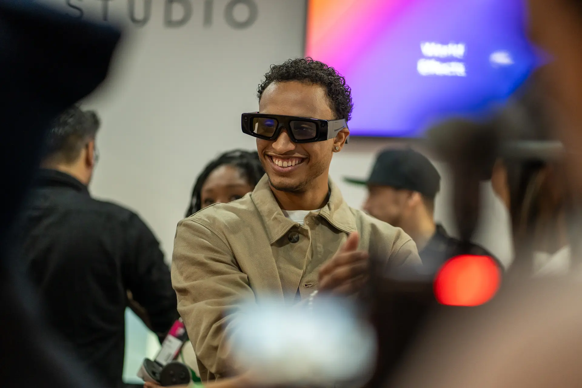 Hombre con gafas en el evento corporativo de Niantic en el Lisbon Web Summit 2024