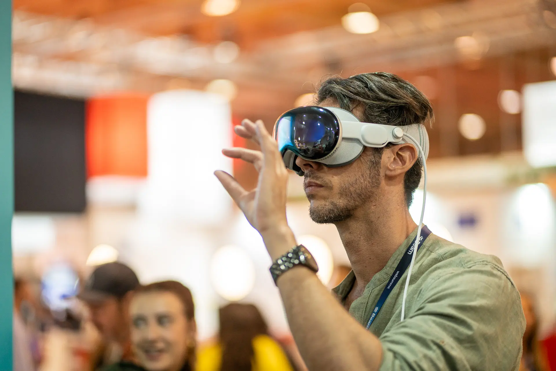 Hombre con gafas de realidad virtual en el evento corporativo de Niantic en el Lisbon Web Summit 2024