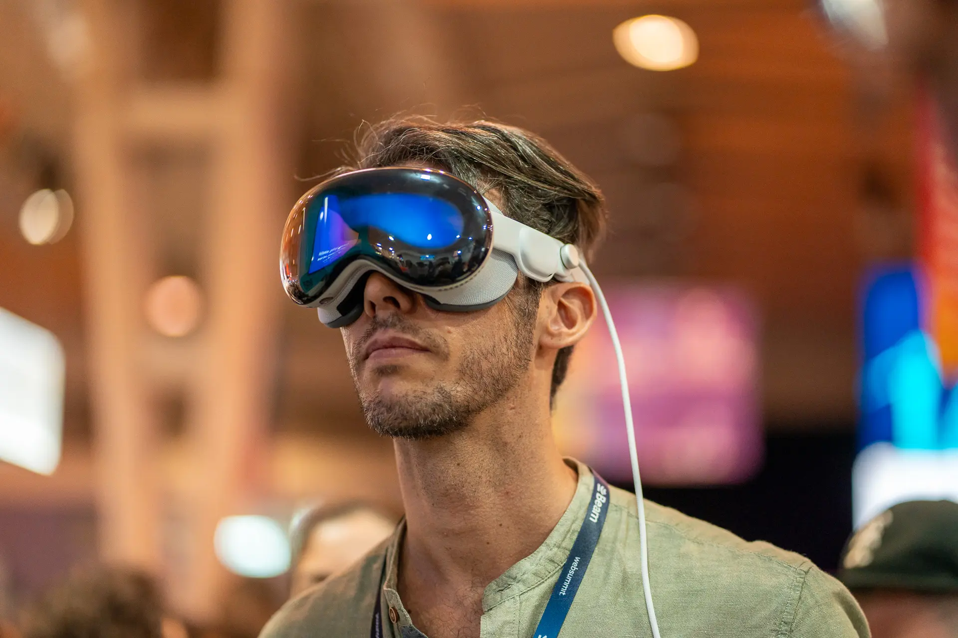 Hombre con gafas de realidad virtual en el evento corporativo de Niantic en el Lisbon Web Summit 2024