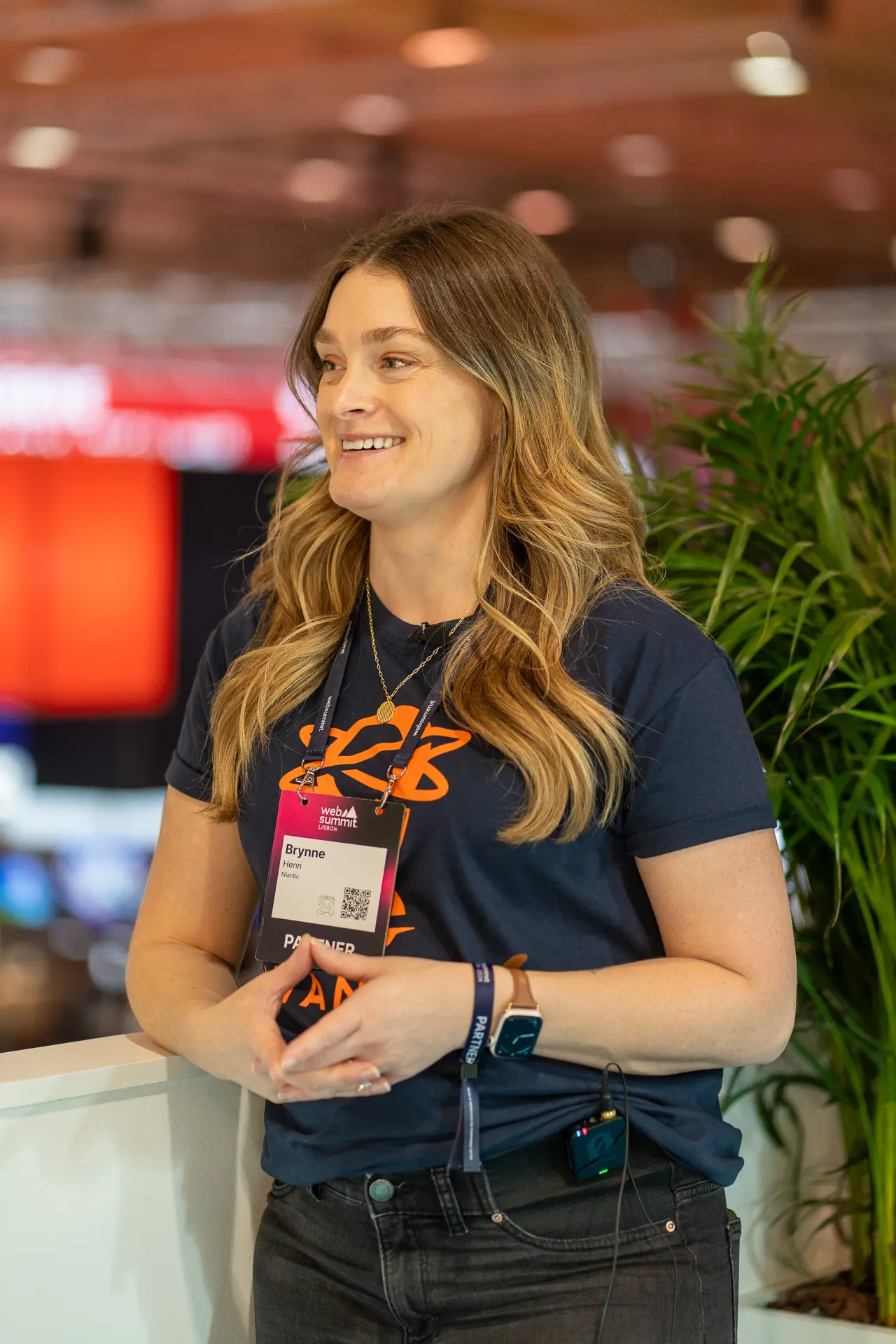 Mujer sonriendo en el evento corporativo de Niantic en el Lisbon Web Summit 2024