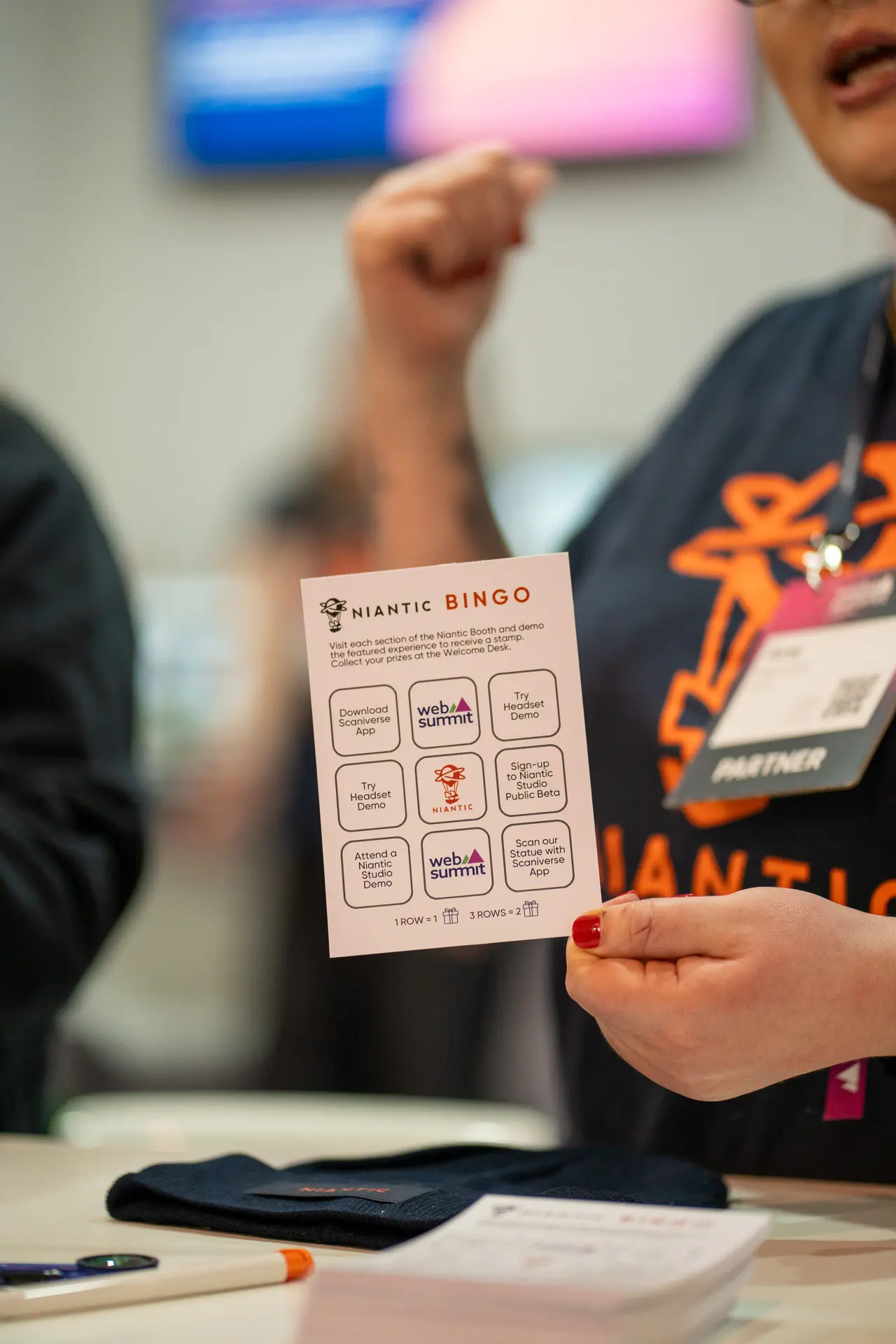 Mujer mostrando una tarjeta de bingo en el evento corporativo de Niantic en Lisbon Web Summit 2024