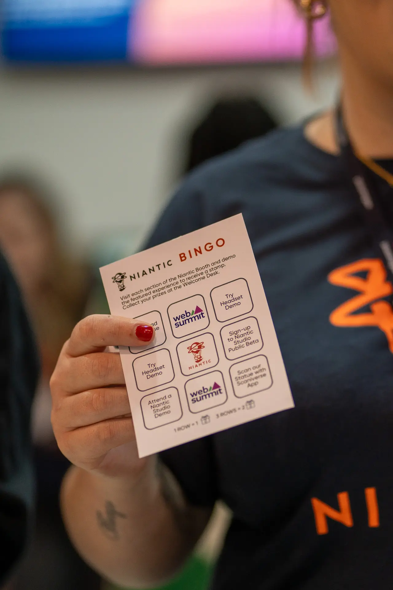 Mujer mostrando una tarjeta de bingo en el evento corporativo de Niantic en Lisbon Web Summit 2024