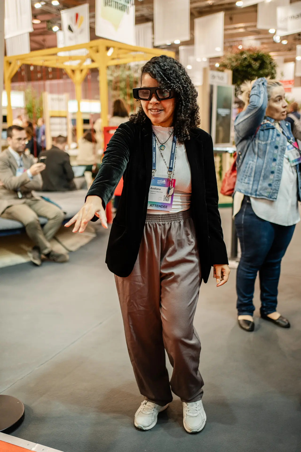 Mujer con gafas en el evento corporativo de Niantic en el Lisbon Web Summit 2024