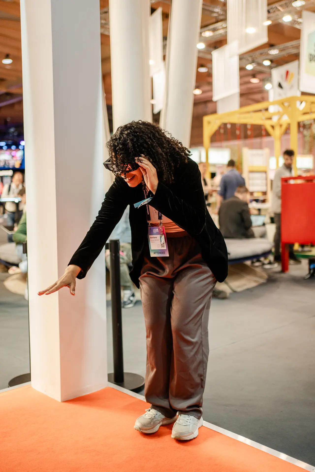 Mujer con gafas en el evento corporativo de Niantic en el Lisbon Web Summit 2024