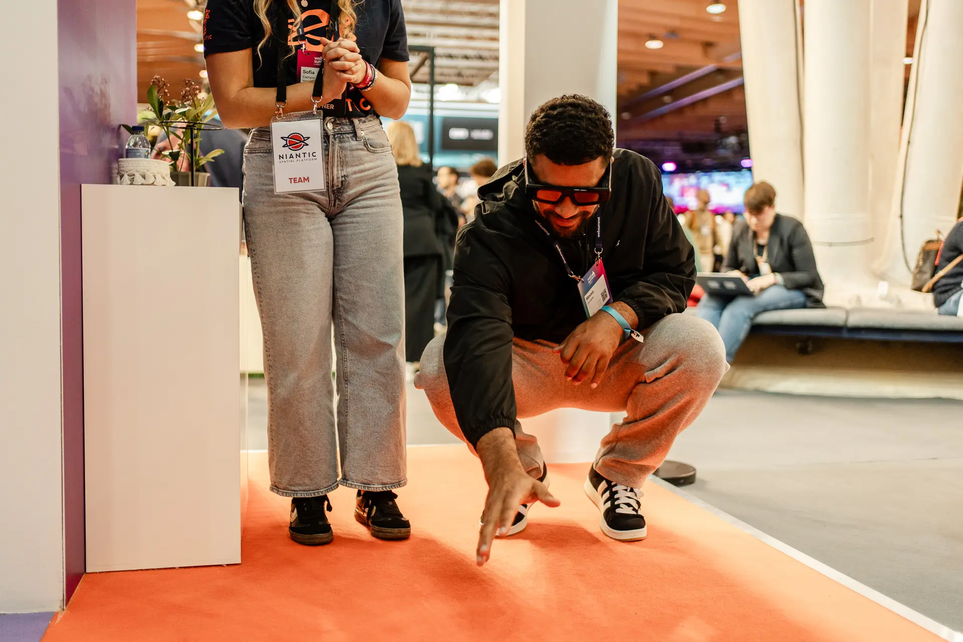Hombre con gafas en el evento corporativo de Niantic en el Lisbon Web Summit 2024