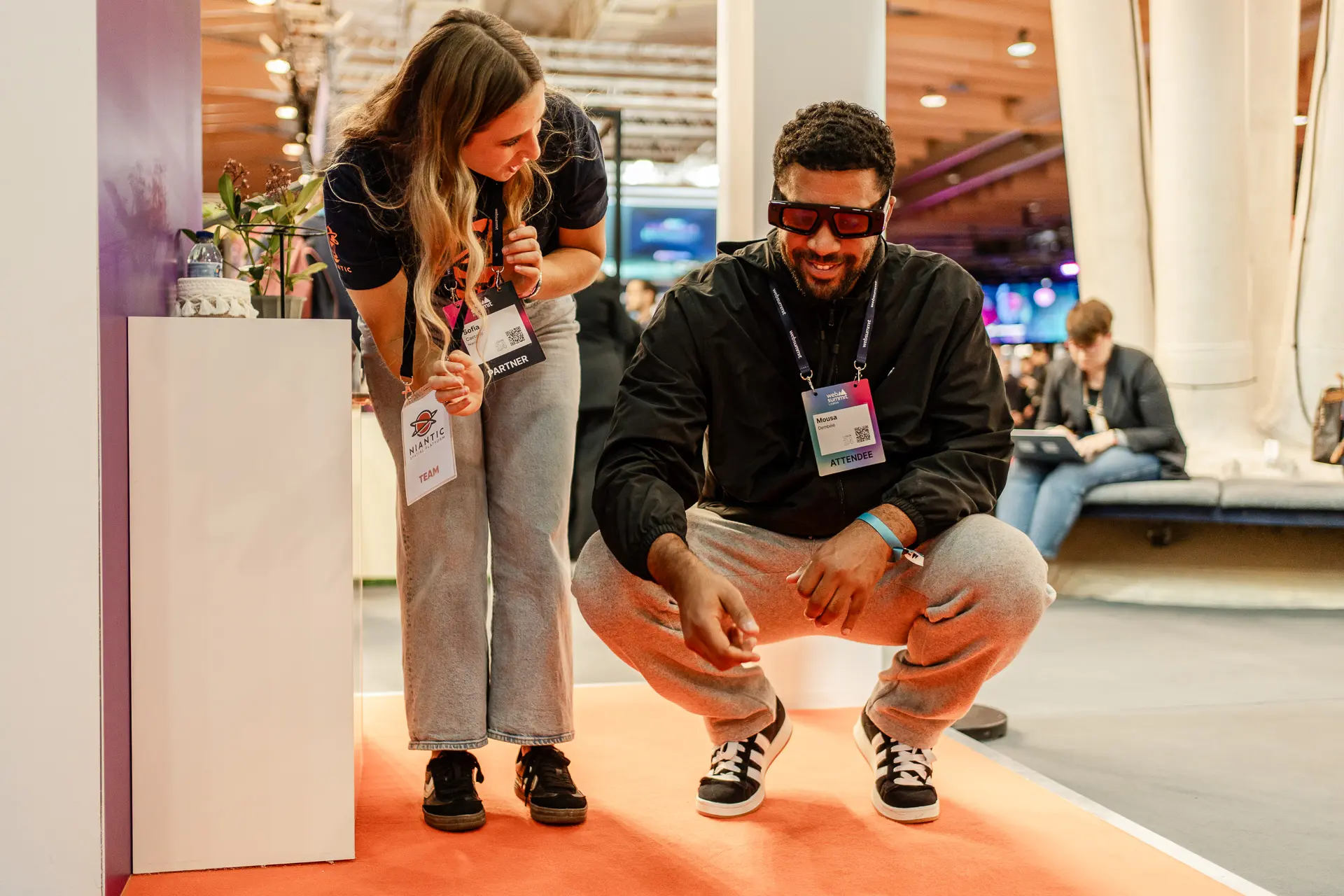 Hombre con gafas en el evento corporativo de Niantic en el Lisbon Web Summit 2024
