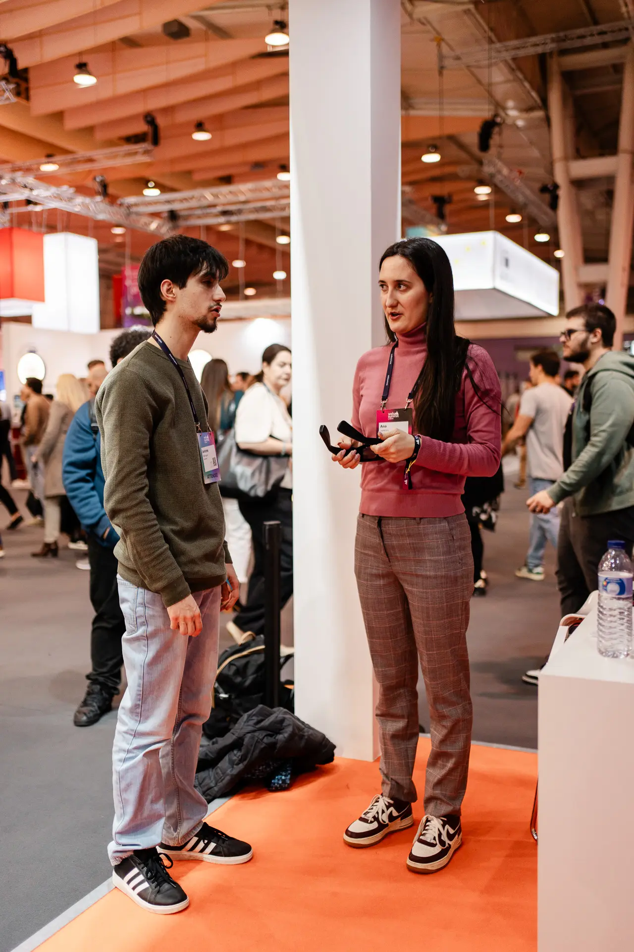 Personas hablando en el evento corporativo de Niantic en Lisbon Web Summit 2024