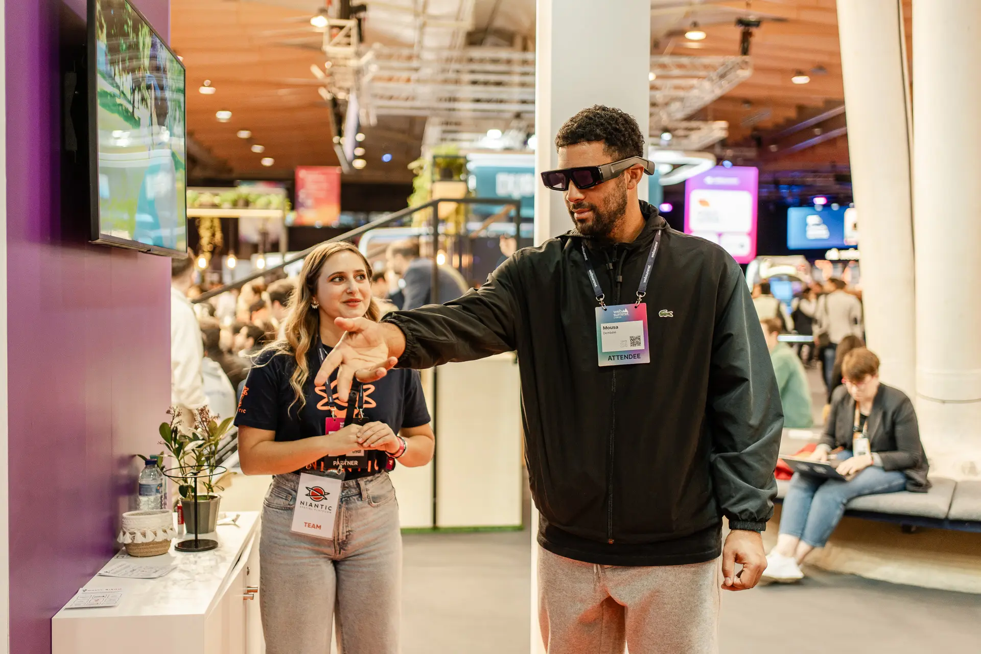Hombre con gafas en el evento corporativo de Niantic en el Lisbon Web Summit 2024