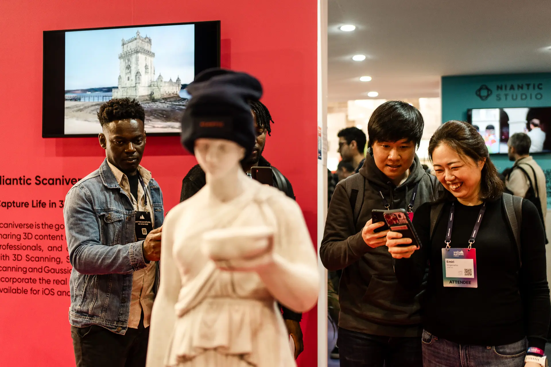 Personas tomándose una foto en el evento corporativo de Niantic en Lisbon Web Summit 2024