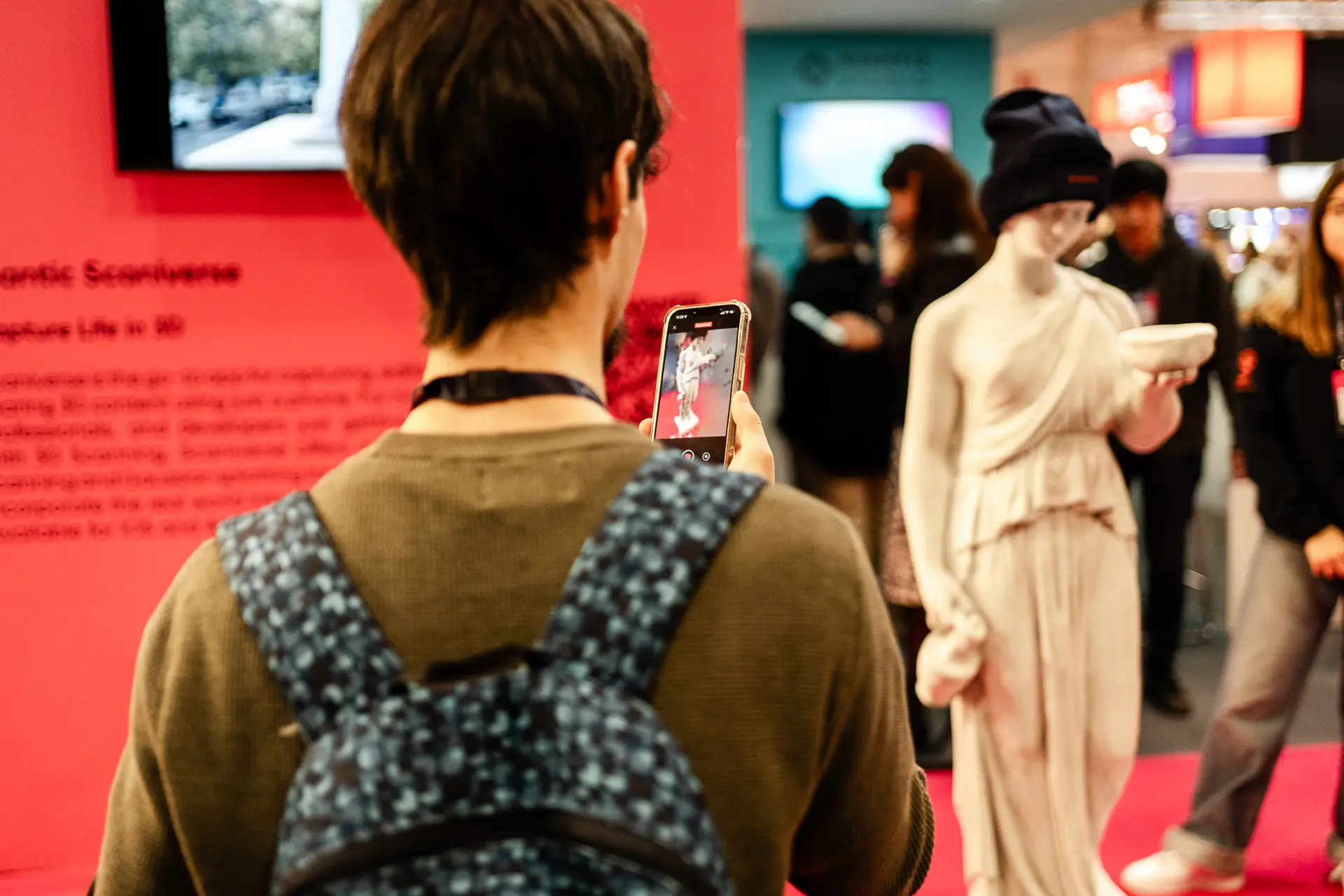 Mujer tomando una foto en el evento corporativo de Niantic en Lisbon Web Summit 2024