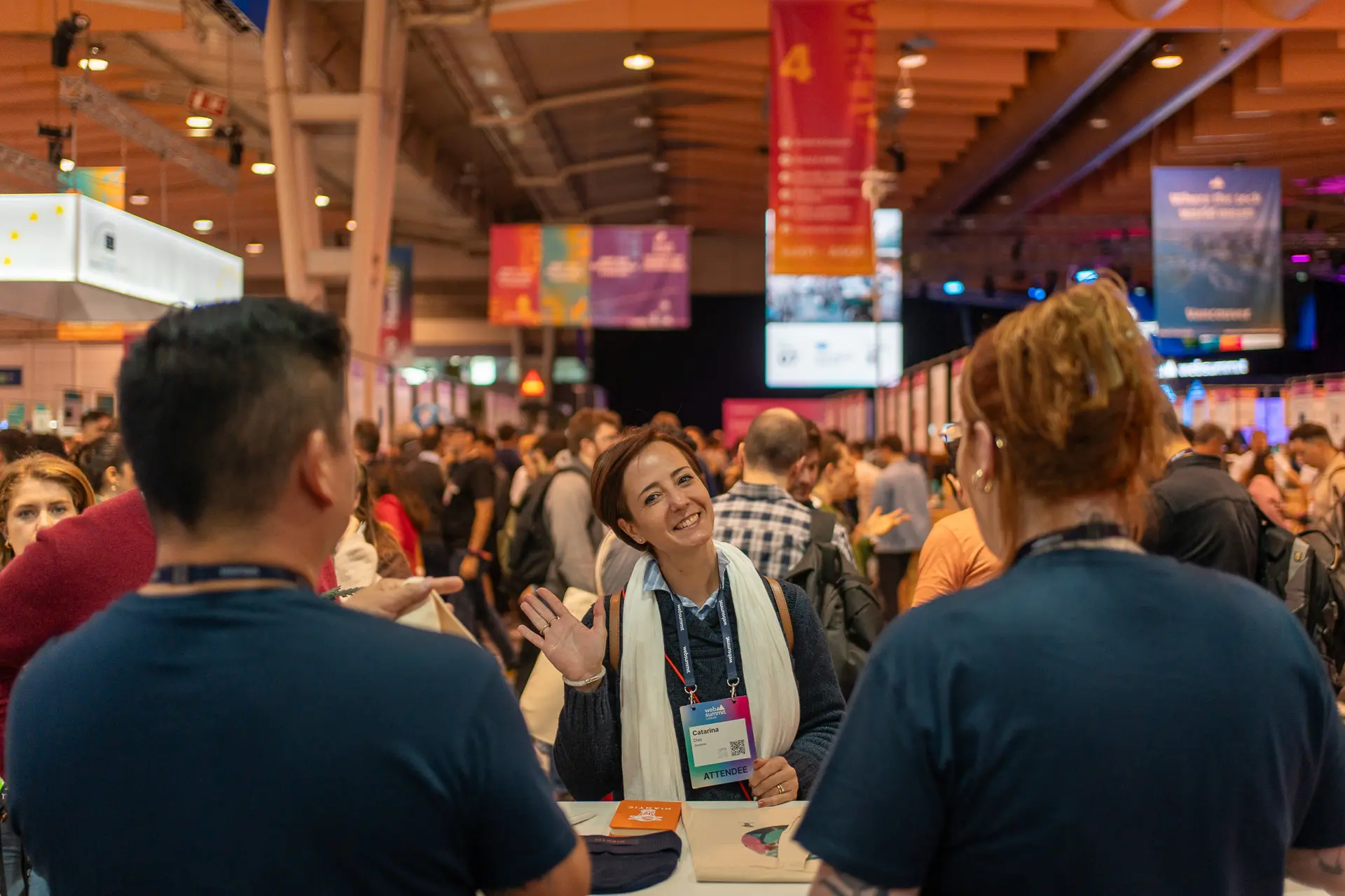 Mujer saludando en el evento corporativo de Niantic en el Lisbon Web Summit 2024