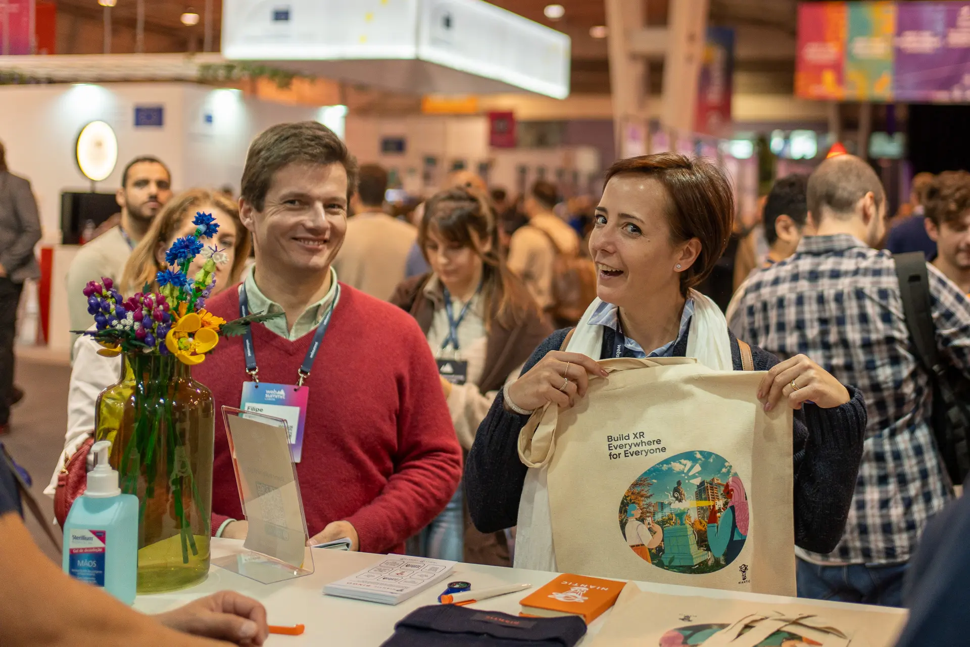Mujer sonriendo en el evento corporativo de Niantic en el Lisbon Web Summit 2024
