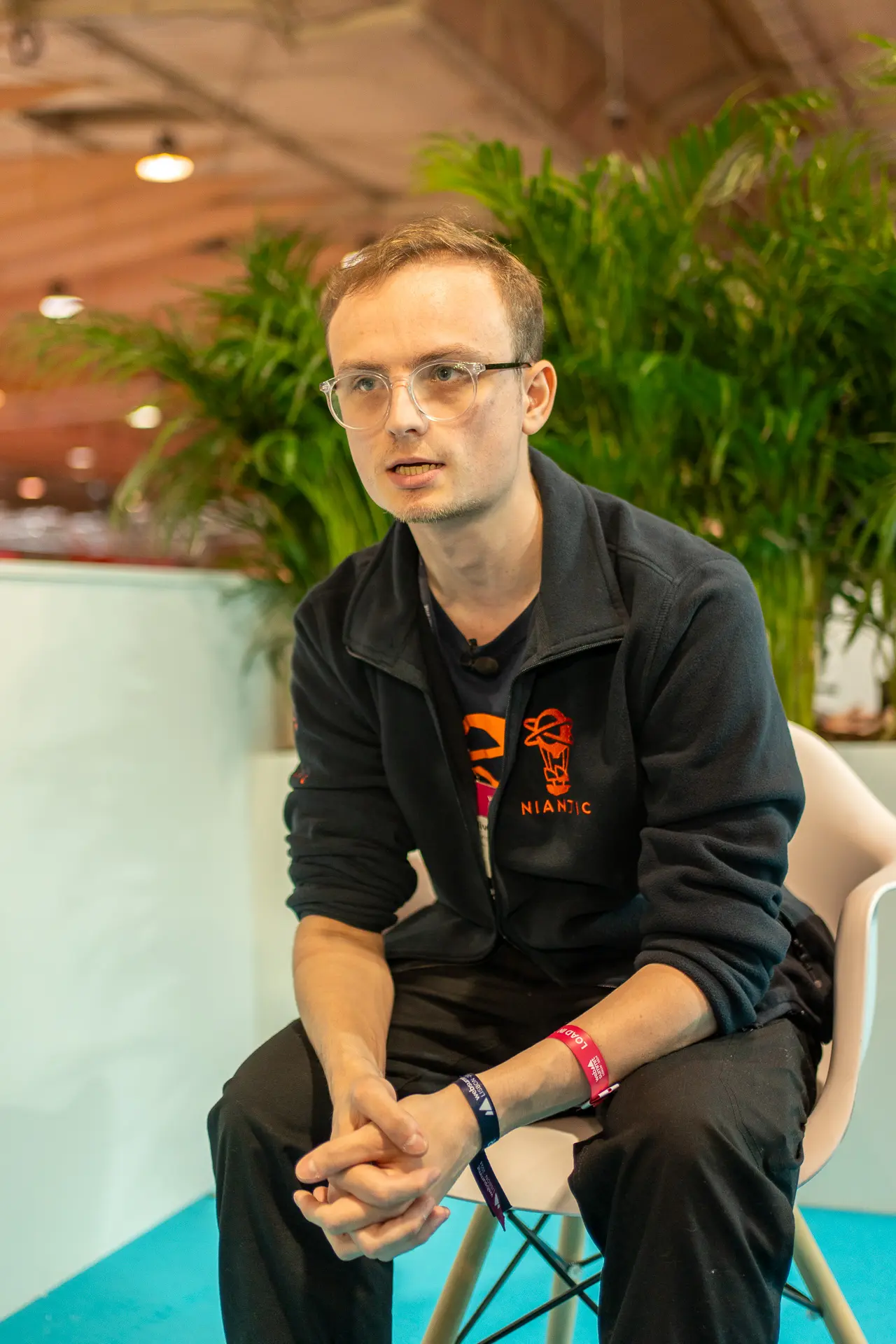 Hombre hablando en el evento corporativo de Niantic en Lisbon Web Summit 2024