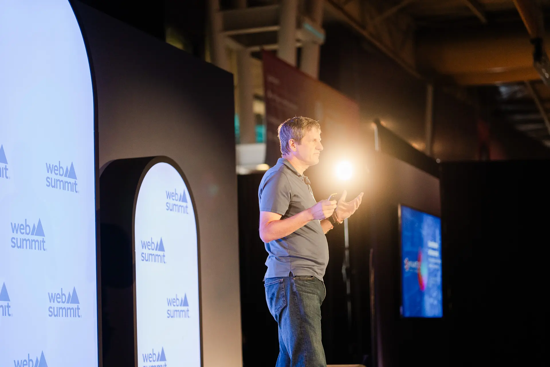 Hombre hablando en el evento corporativo de Niantic en Lisbon Web Summit 2024