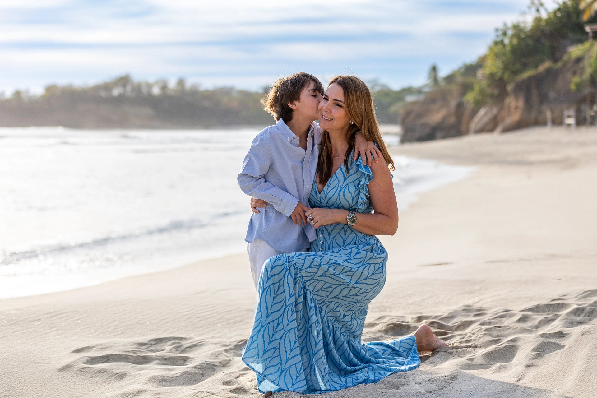 Madre e hijo se abrazan en una hermosa playa de Puerto Vallarta, México
