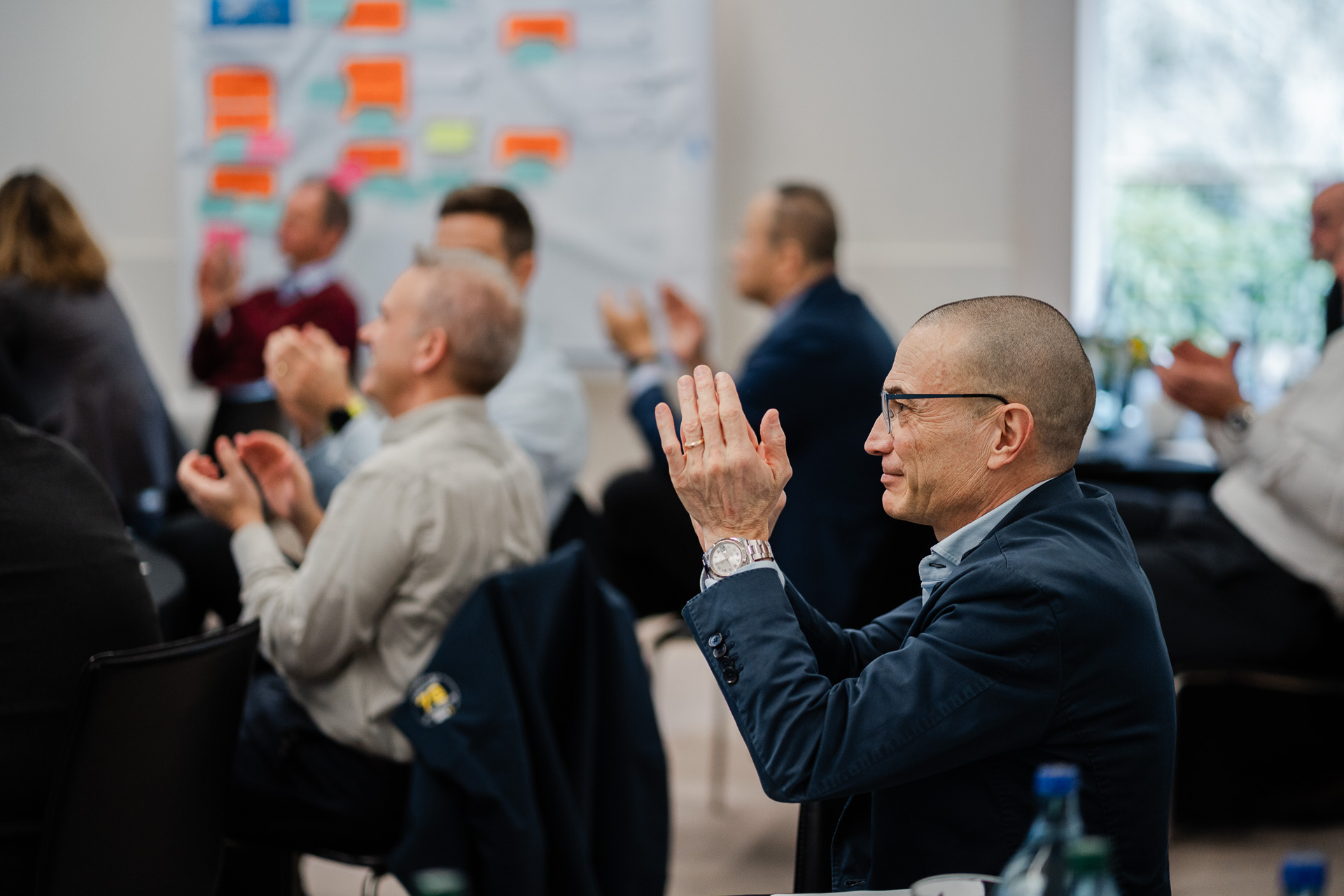 Man clapping during a keynote speech at a Lisbon corporate event